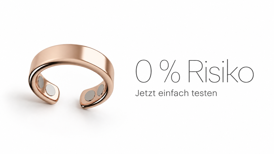 Bildprompt 16:9: Der goldene Ring liegt in seiner geöffneten Schachtel auf einem hellen Tisch, daneben ein bereits ausgefülltes Rückversand-Etikett, das unbenutzt wirkt. Reinweisser bis hellgrauer Grund, weiches Licht, ruhige Produktfotografie.